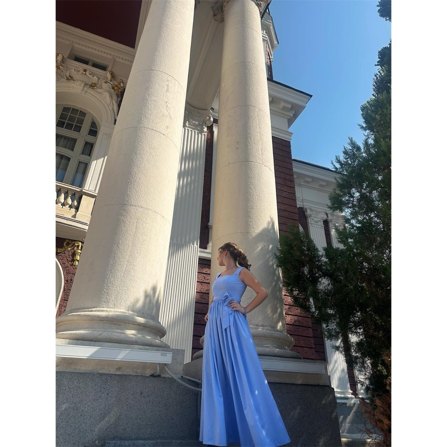 Синя рокля на сцената