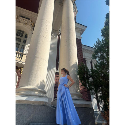 Синя рокля на сцената