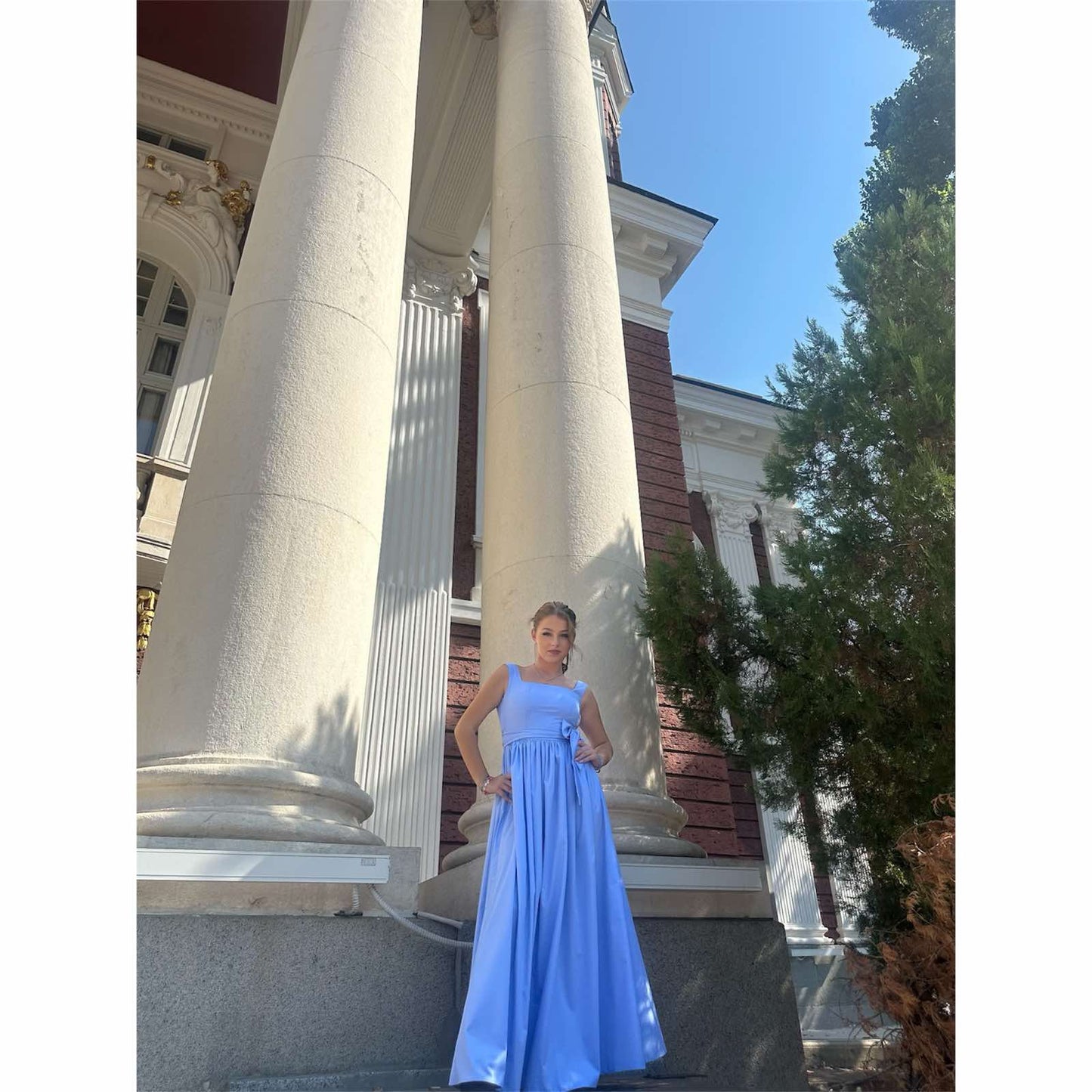 Синя рокля на сцената