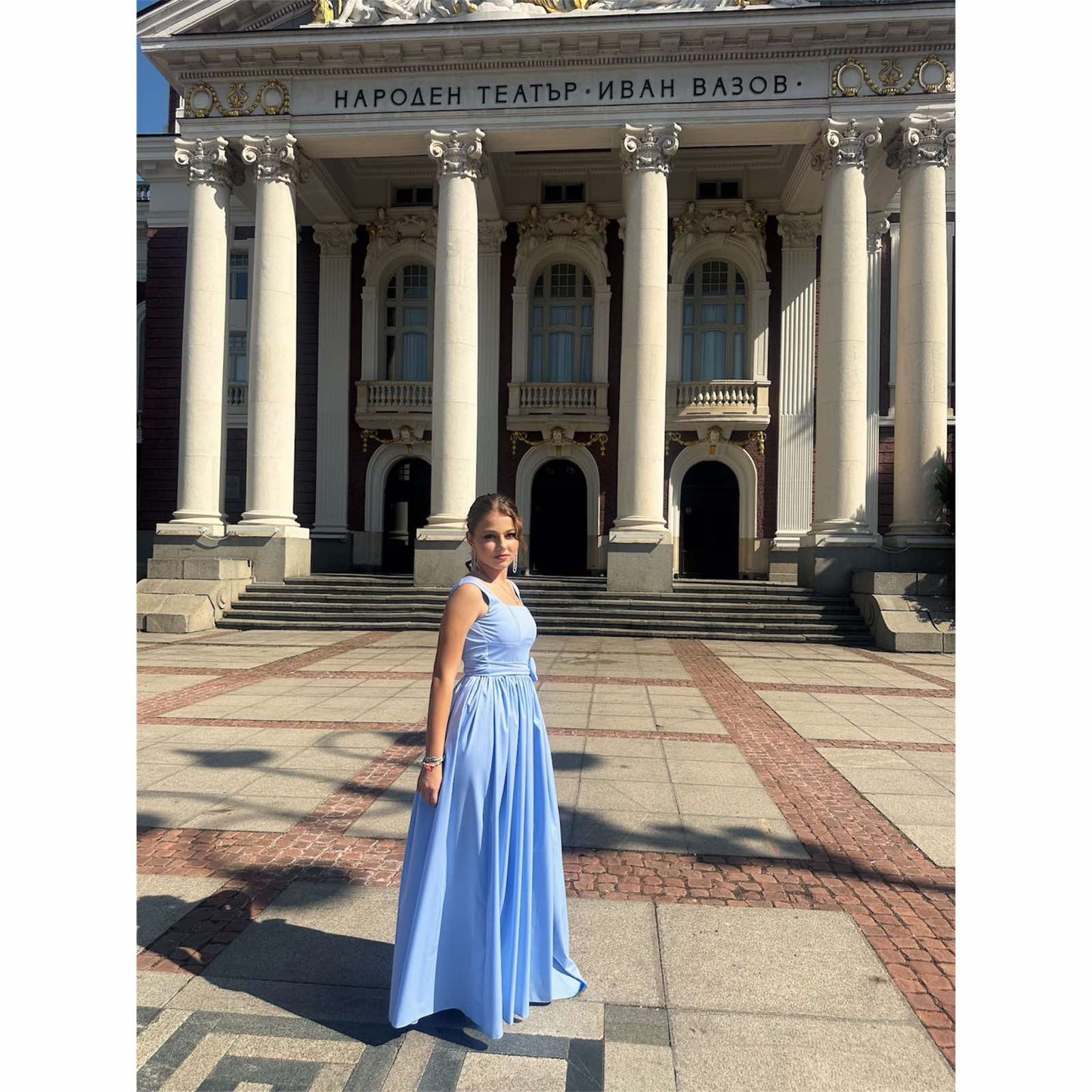 Синя рокля на сцената