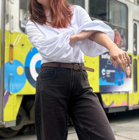 Бяла риза с обемни ръкави